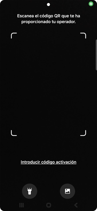Coloca el código QR dentro del marco de la cámara del teléfono para escanearlo.