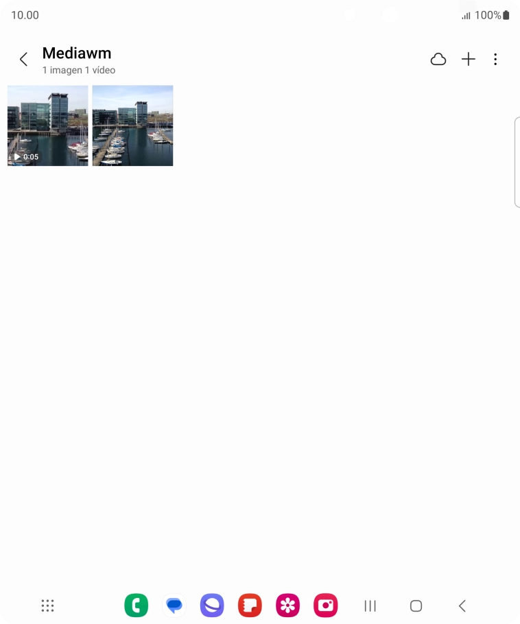 Mantén pulsados la fotografía o el vídeo deseados durante unos instantes. Mantén pulsados la fotografía o el vídeo deseados durante unos instantes.