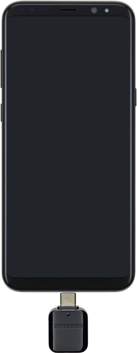 Conecta tu teléfono al otro teléfono a través de un cable de datos o utilizando el adaptador que viene incluido en la caja.