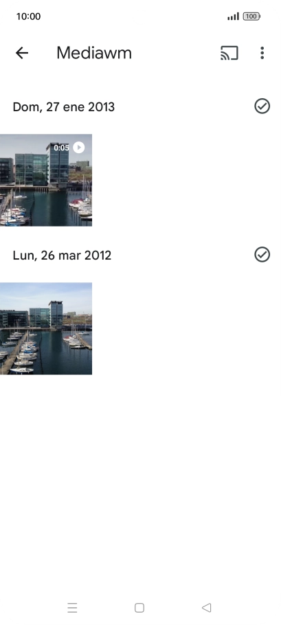 Mantén pulsados las fotografías o los vídeos deseados durante unos instantes. Mantén pulsados las fotografías o los vídeos deseados durante unos instantes.