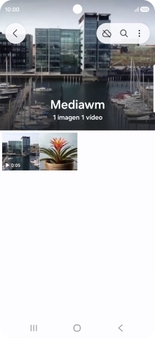 Mantén pulsados una fotografía o un vídeo durante unos instantes. Mantén pulsados una fotografía o un vídeo durante unos instantes.