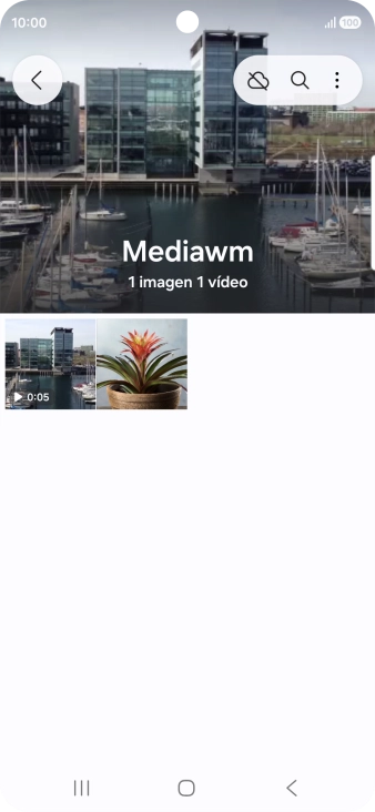Mantén pulsados una fotografía o un vídeo durante unos instantes. Mantén pulsados una fotografía o un vídeo durante unos instantes.