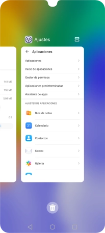 Para cerrar una sola aplicación en ejecución, desliza el dedo hacia arriba sobre la aplicación deseada.