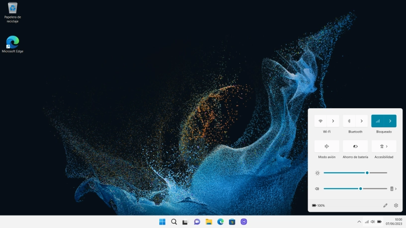 Si la tarjeta SIM está bloqueada, haz clic en la flecha hacia la derecha junto al icono de redes móviles. Si la tarjeta SIM está bloqueada, haz clic en la flecha hacia la derecha junto al icono de redes móviles.