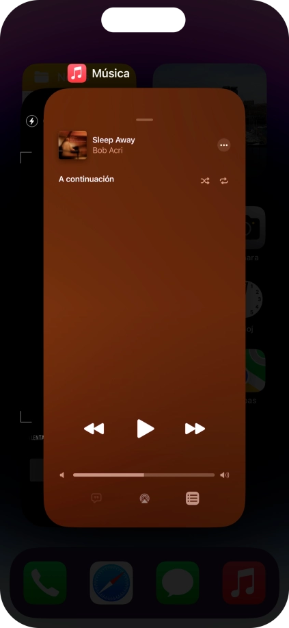Arrastra hacia arriba la aplicación deseada para cerrarla. Arrastra hacia arriba la aplicación deseada para cerrarla.